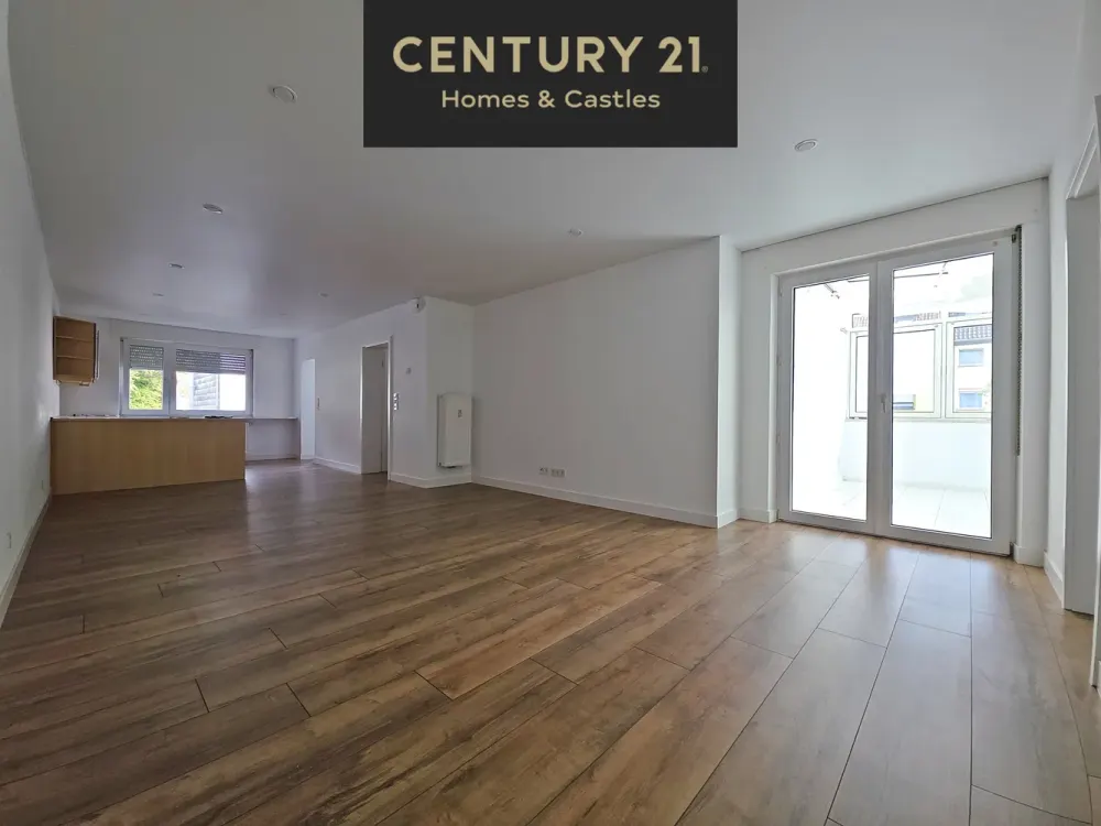 Modern Living in Dudweiler - Stylish 3-Room Apartment with Fitted Kitchen