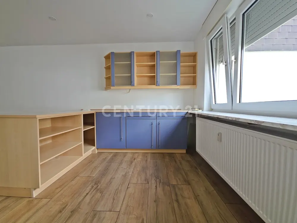 Modern Living in Dudweiler - Stylish 3-Room Apartment with Fitted Kitchen