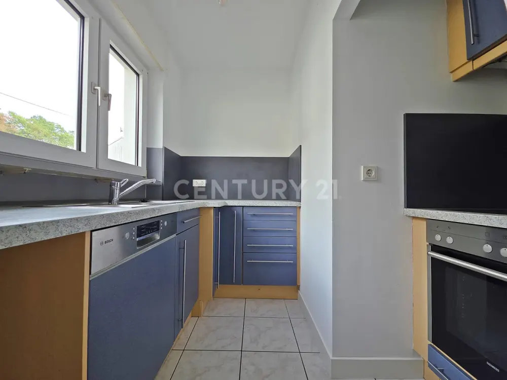 Modern Living in Dudweiler - Stylish 3-Room Apartment with Fitted Kitchen