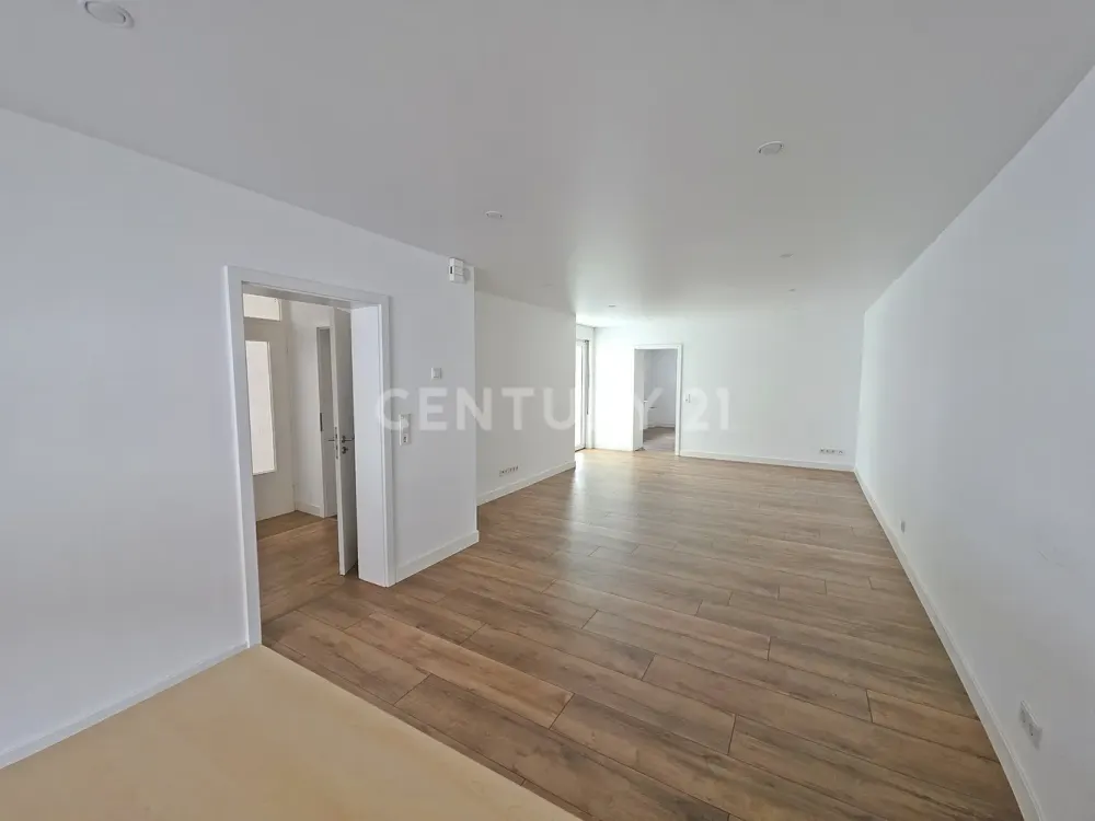 Modern Living in Dudweiler - Stylish 3-Room Apartment with Fitted Kitchen
