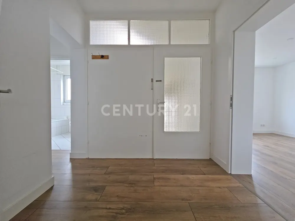 Modern Living in Dudweiler - Stylish 3-Room Apartment with Fitted Kitchen