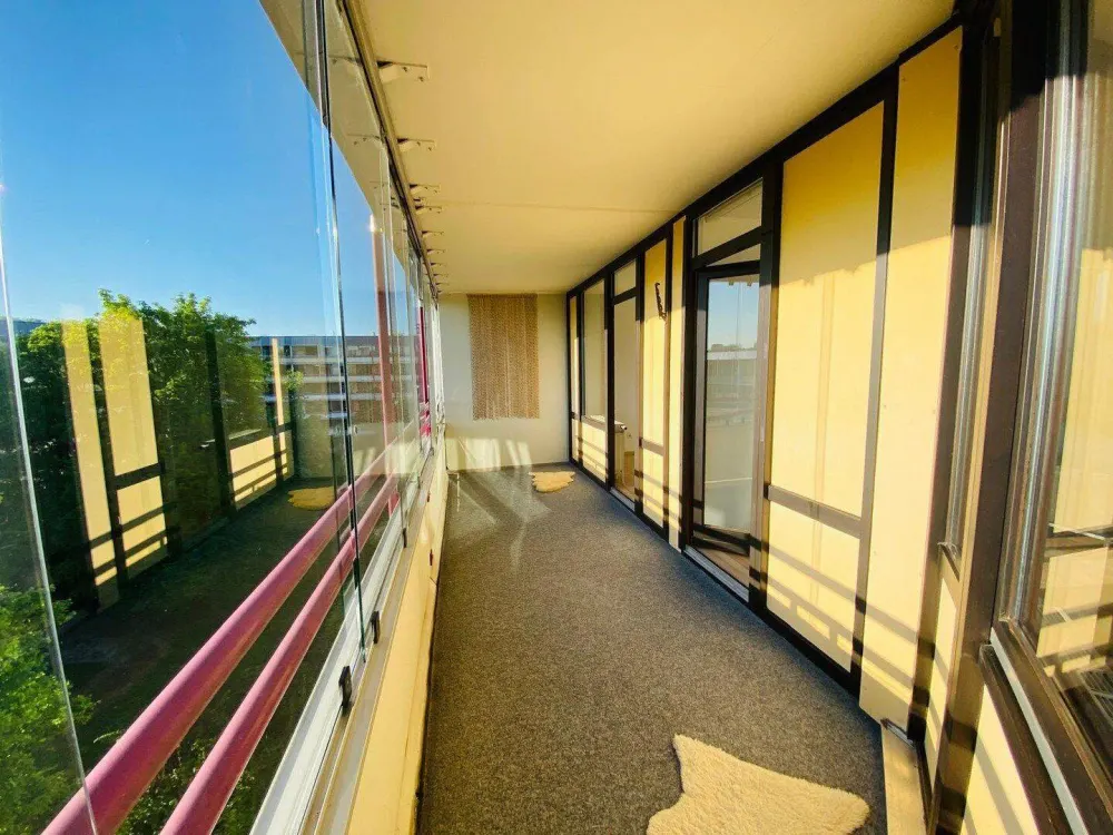 Helle 3-Zimmer-Wohnung mit verglaster Westloggia, Einbauküche & Aufzug - nahe S-Bahn
