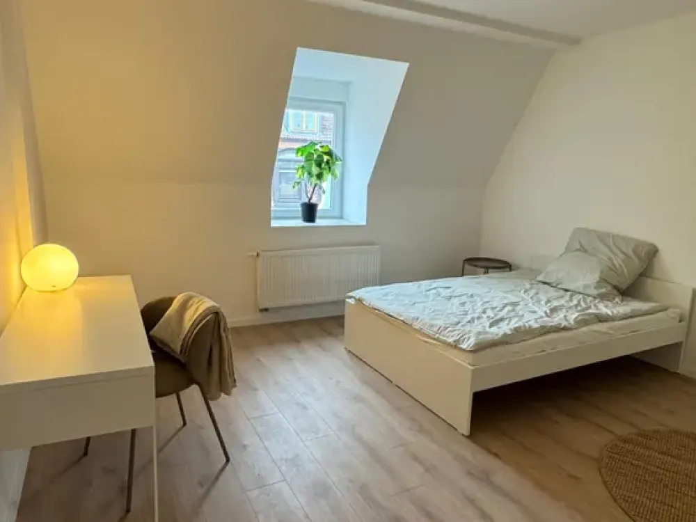 Schönes, saniertes & möbliertes WG-Zimmer (in netter Mädels-WG)