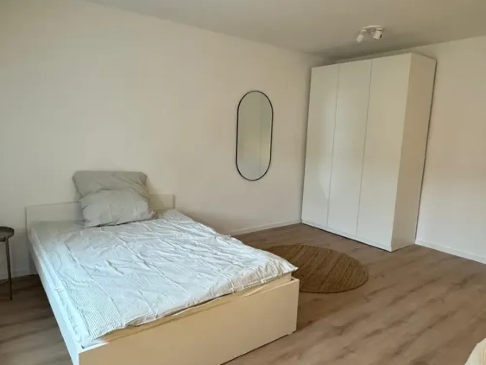 Schönes, saniertes & möbliertes WG-Zimmer (in netter Mädels-WG)