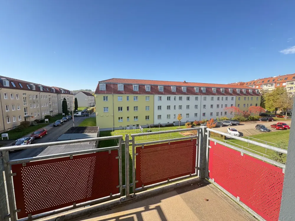 Kompakte 4-Raum-Wohnung mit EBK, Balkon und PKW-Stellplatz!