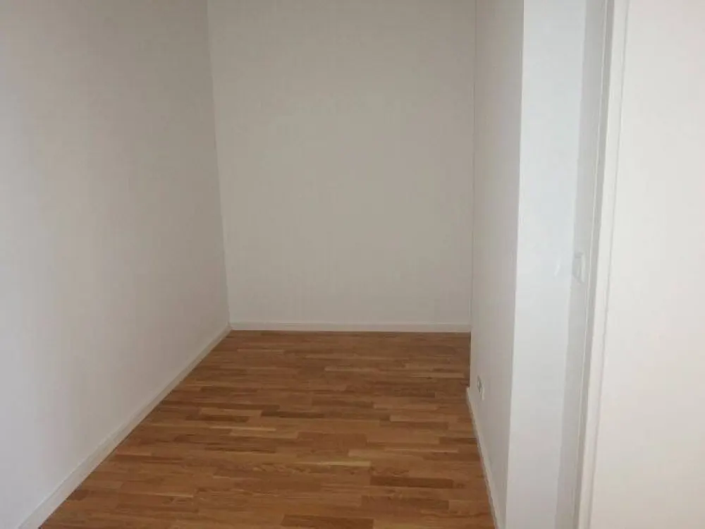 Helle Wohnung mit Gartenanteil, Parkettboden und offener Küche