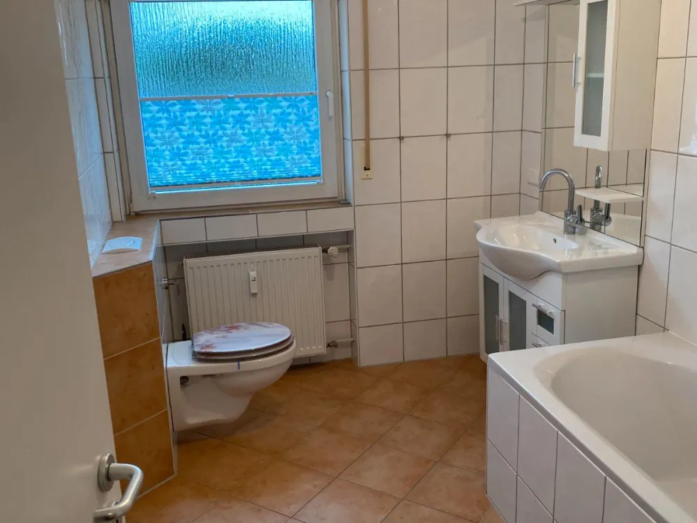 Helle 4-Zimmer-Wohnung mit Balkon, Terrasse und Gartenmitnutzung