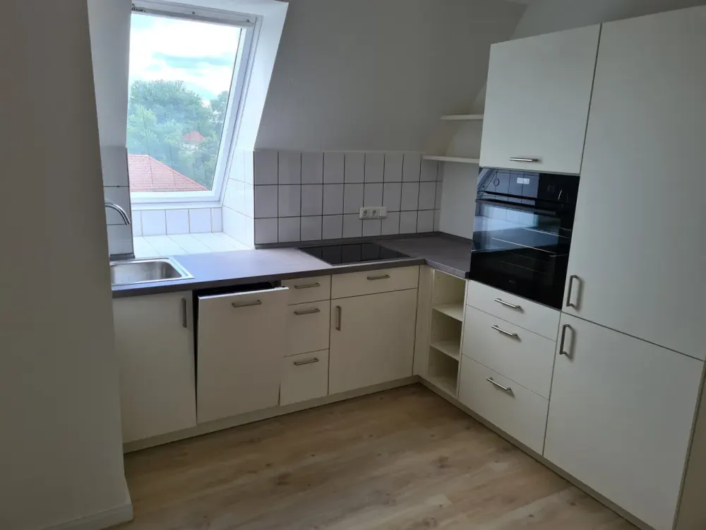 Charmante vollständig renovierte 2-Zimmer-DG-Wohnung mit EBK in Seevetal