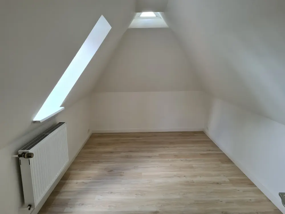 Charmante vollständig renovierte 2-Zimmer-DG-Wohnung mit EBK in Seevetal