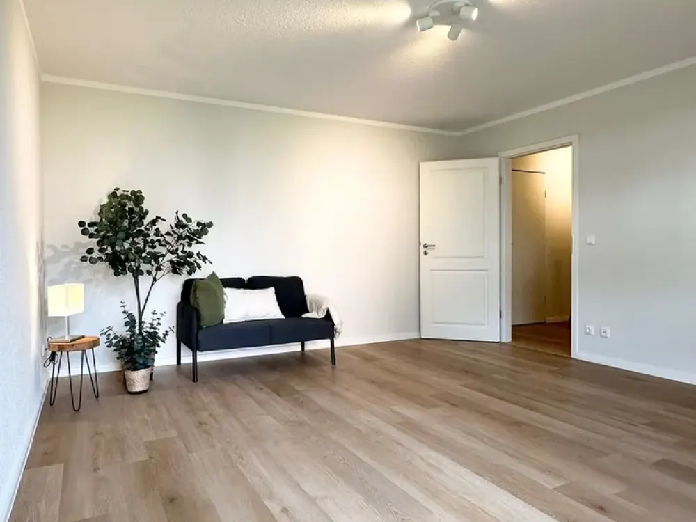 Frisch renovierte 1‑Zimmer-Wohnung mit Einbauküche und ruhiger Innenhofterrasse