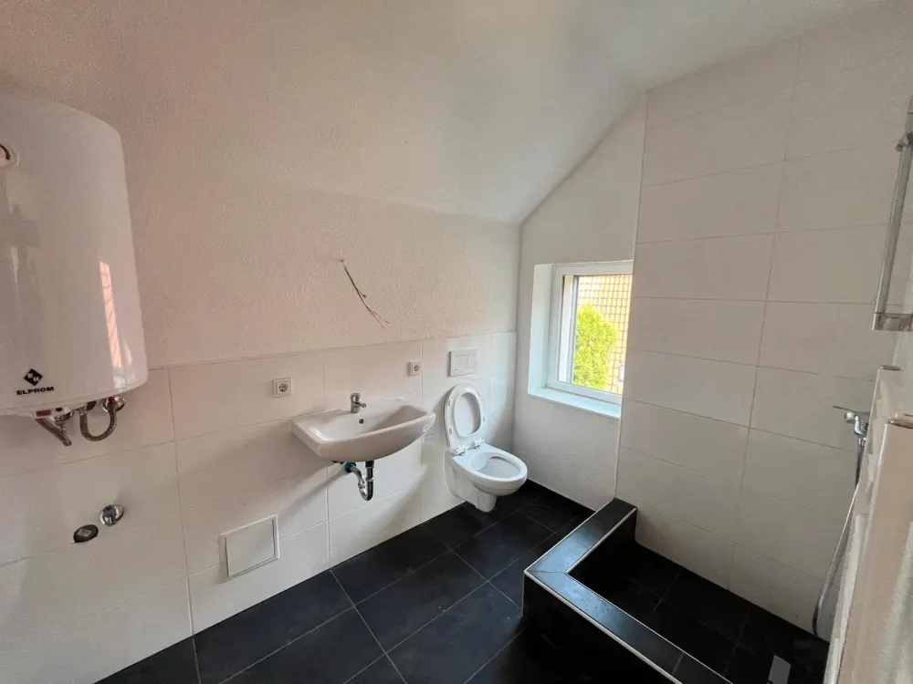 Schöne renovierte 2-ZKB-Dachgeschosswohnung