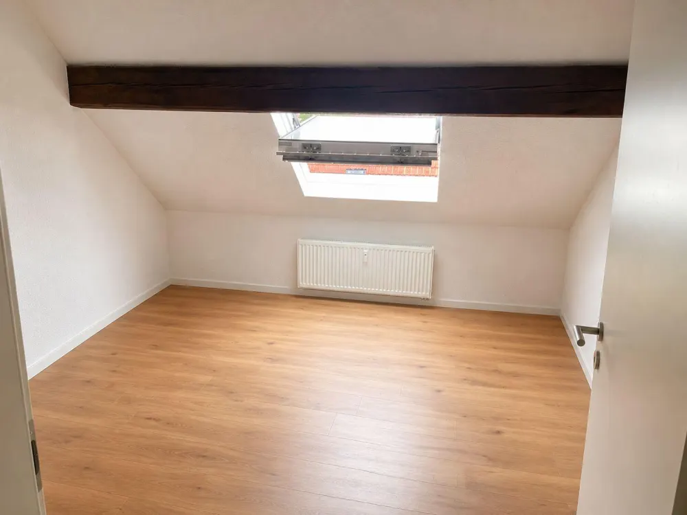 Schöne renovierte 2-ZKB-Dachgeschosswohnung