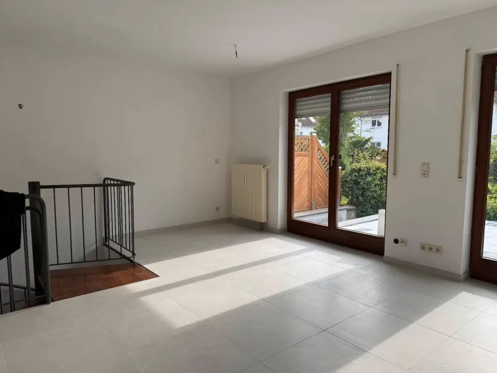 Frisch sanierte Wohnung: offene Küche, Terrasse & gute Anbindung