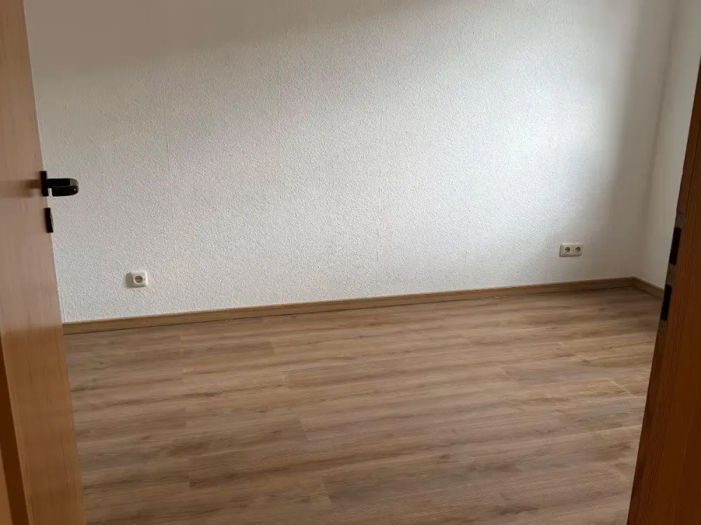 Frisch sanierte Wohnung: offene Küche, Terrasse & gute Anbindung