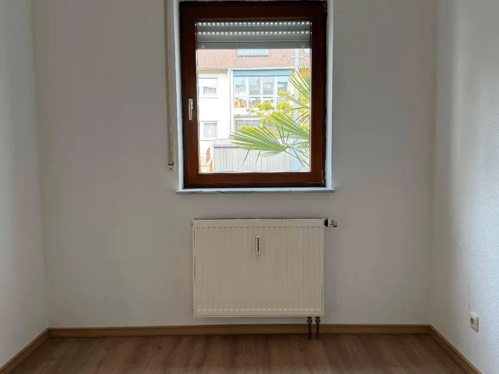 Frisch sanierte Wohnung: offene Küche, Terrasse & gute Anbindung
