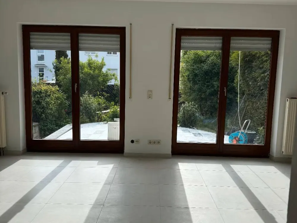 Frisch sanierte Wohnung: offene Küche, Terrasse & gute Anbindung