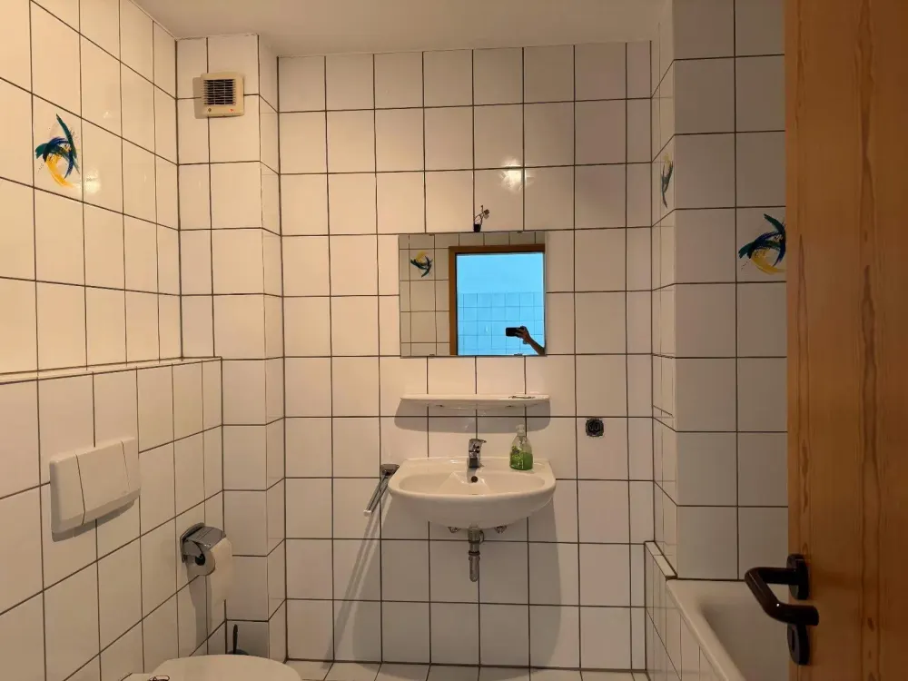 Frisch sanierte Wohnung: offene Küche, Terrasse & gute Anbindung