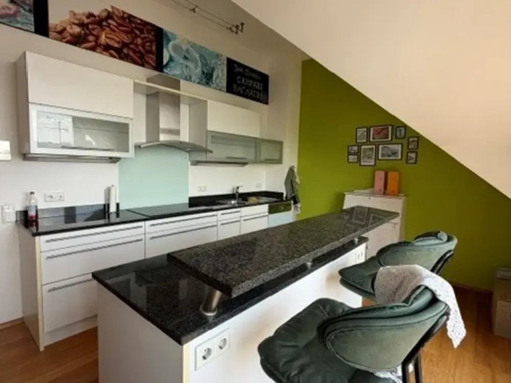Wunderschöne drei Zimmer Dachgeschosswohnung mit Einbauküche und Blick auf Günding
