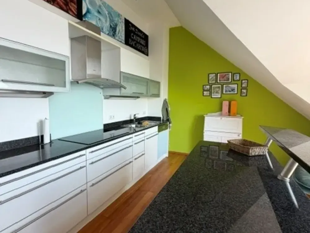 Wunderschöne drei Zimmer Dachgeschosswohnung mit Einbauküche und Blick auf Günding
