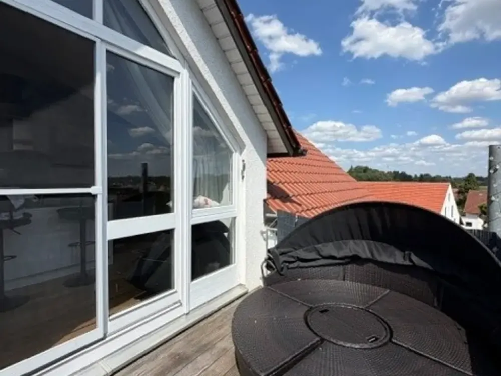 Wunderschöne drei Zimmer Dachgeschosswohnung mit Einbauküche und Blick auf Günding