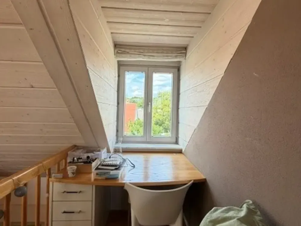 Wunderschöne drei Zimmer Dachgeschosswohnung mit Einbauküche und Blick auf Günding