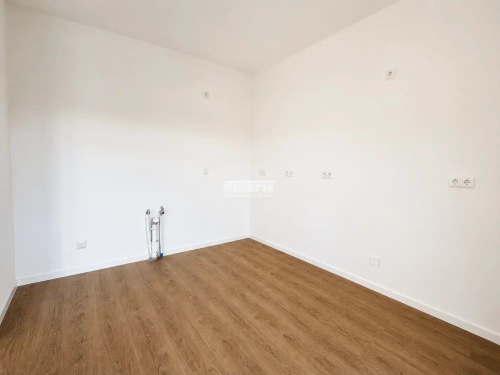 شركة antaris Immobilien GmbH ** Steigereck - شقة فسيحة من 4 غرف في أول سكن **