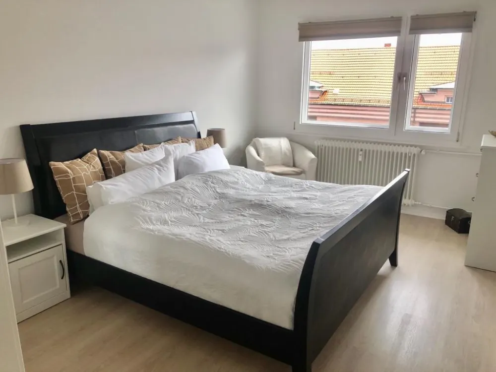 Sonnige, möblierte 2-Zimmer-Wohnung, großer Balkon, 2 Stellplätze