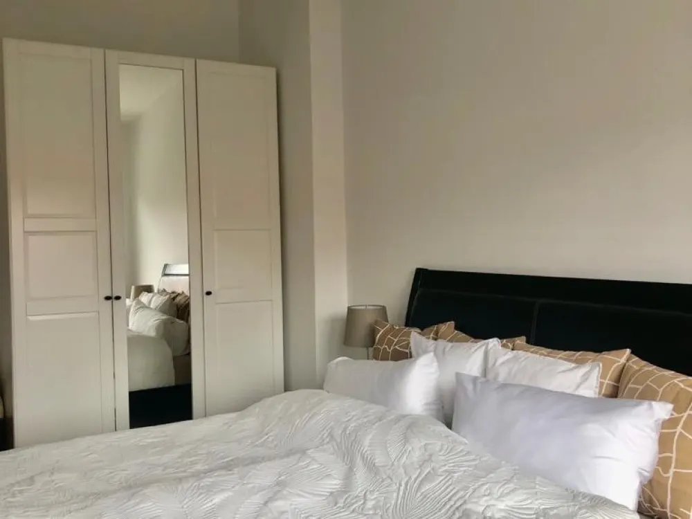 Sonnige, möblierte 2-Zimmer-Wohnung, großer Balkon, 2 Stellplätze