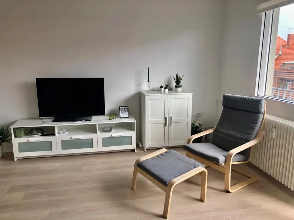 Sonnige, möblierte 2-Zimmer-Wohnung, großer Balkon, 2 Stellplätze