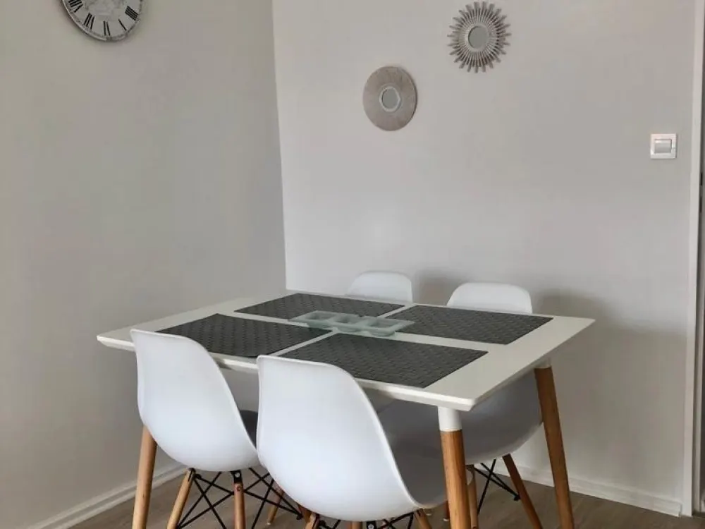 Sonnige, möblierte 2-Zimmer-Wohnung, großer Balkon, 2 Stellplätze