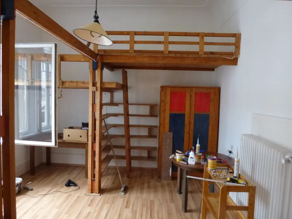 großes Zimmer mit Hochbett