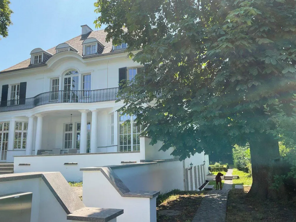 Möblierte Wohnung in historischer Villa mit exklusiver Lage an der Kölner Riviera