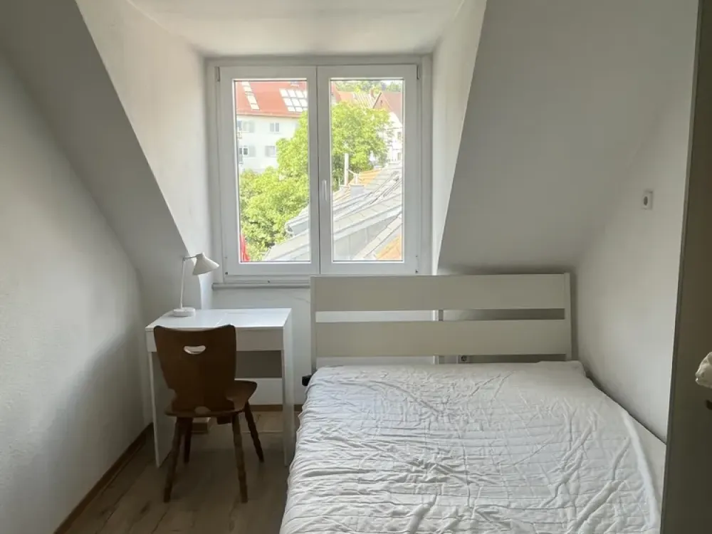 Am Vogelsang: Ruhige 3-Zimmer-Dachgeschoss-Wohnung über den Dächern von Stuttgart-West