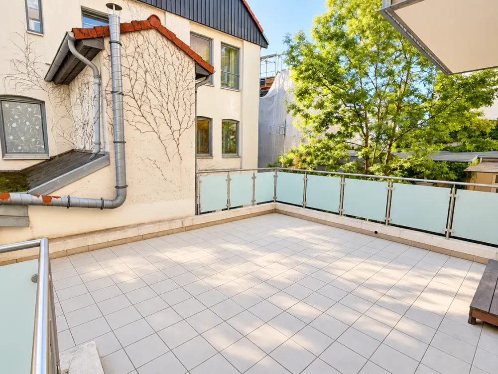 Moderne Mietwohnung in Szenelage mit großer Terrasse