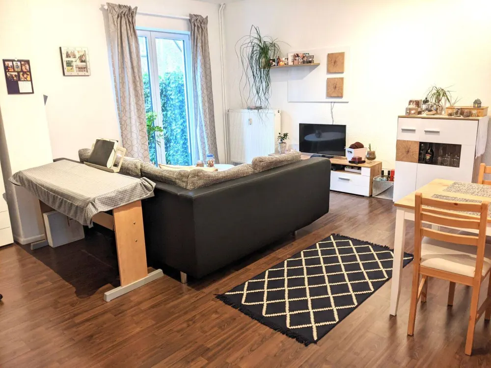 sonnige, sehr gepflegte 2 Zimmer Wohnung Duschbad Stellplatz Terrasse
