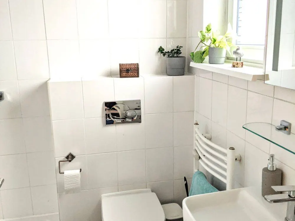 sonnige, sehr gepflegte 2 Zimmer Wohnung Duschbad Stellplatz Terrasse