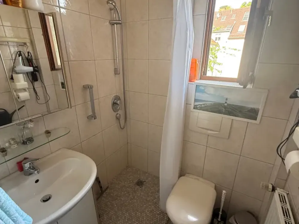 *** Gepflegte, teilmöblierte 2-Zi.Whg. mit EBK + Balkon + Gartenanteil ***