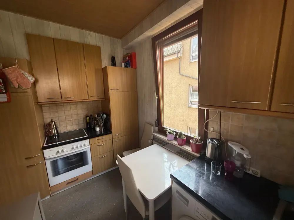 *** Gepflegte, teilmöblierte 2-Zi.Whg. mit EBK + Balkon + Gartenanteil ***