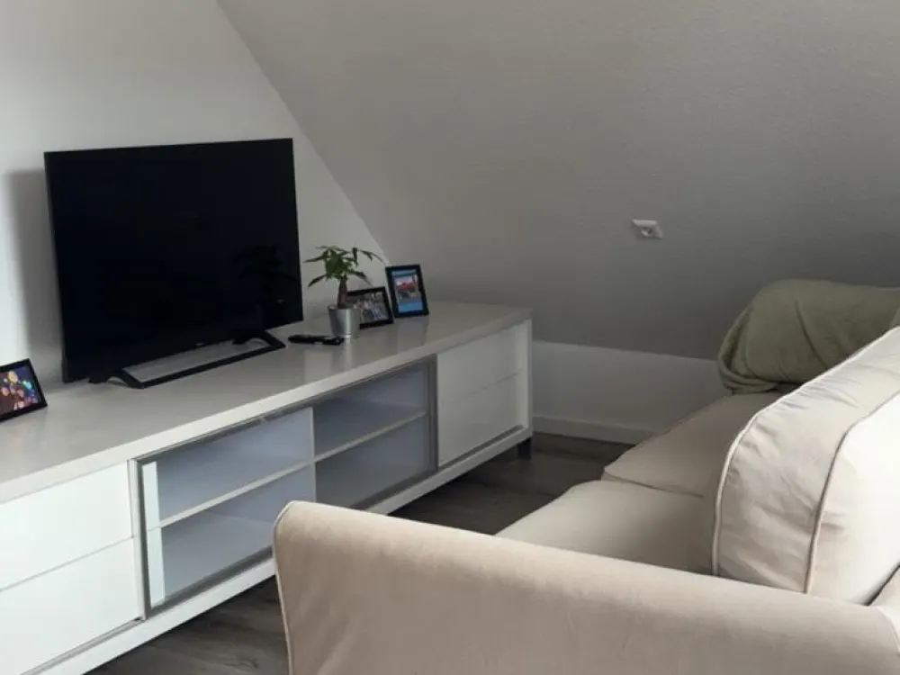 Teilmöbilierte 2 Zimmer Dachgeschosswohnung Botnang-Ost
