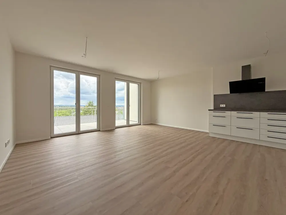 Panoramastraße: 4-Zi.-Maisonette mit Balkon in Aussichtslage