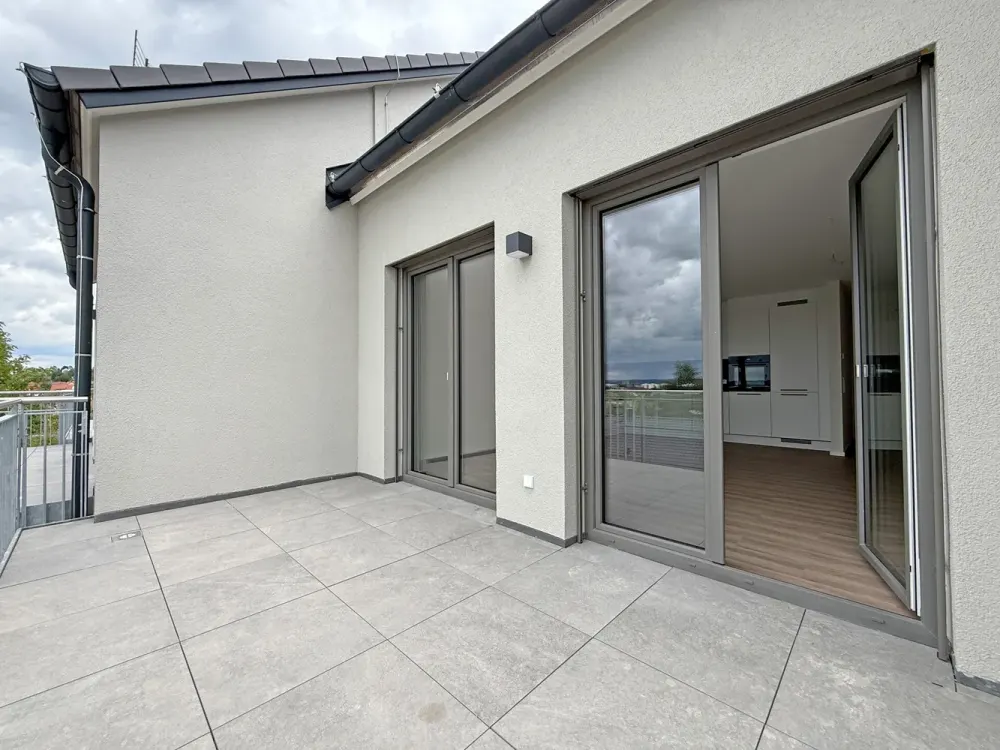 Panoramastraße: 4-Zi.-Maisonette mit Balkon in Aussichtslage