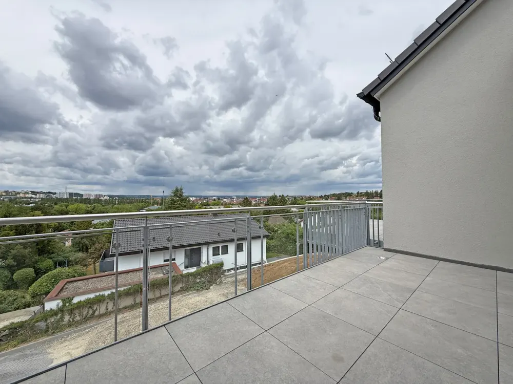 Panoramastraße: 4-Zi.-Maisonette mit Balkon in Aussichtslage