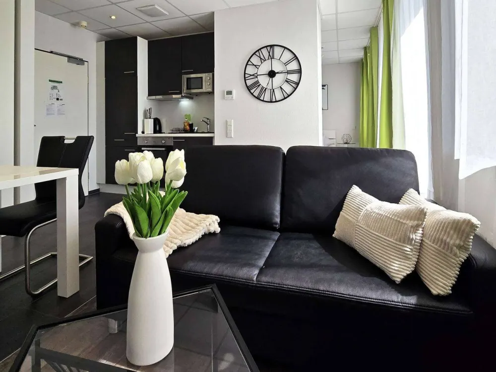 Schickes 1-Zimmer-Penthouse für Single, komplett ausgestattet, zentral in Niederrad