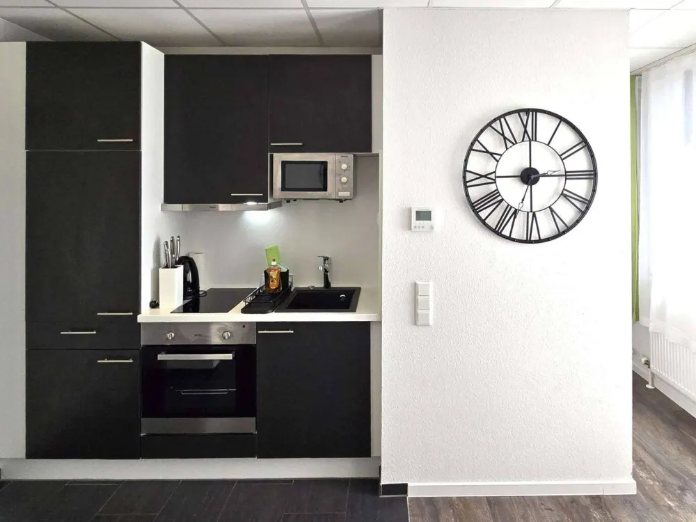 Schickes 1-Zimmer-Penthouse für Single, komplett ausgestattet, zentral in Niederrad