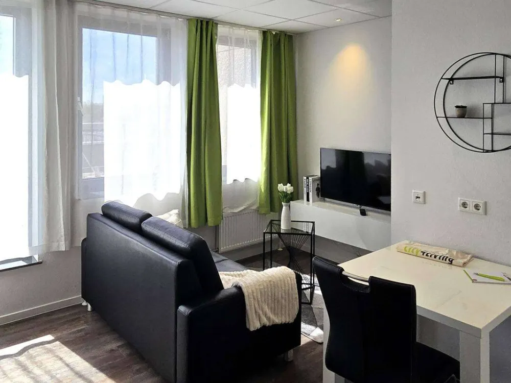 Schickes 1-Zimmer-Penthouse für Single, komplett ausgestattet, zentral in Niederrad