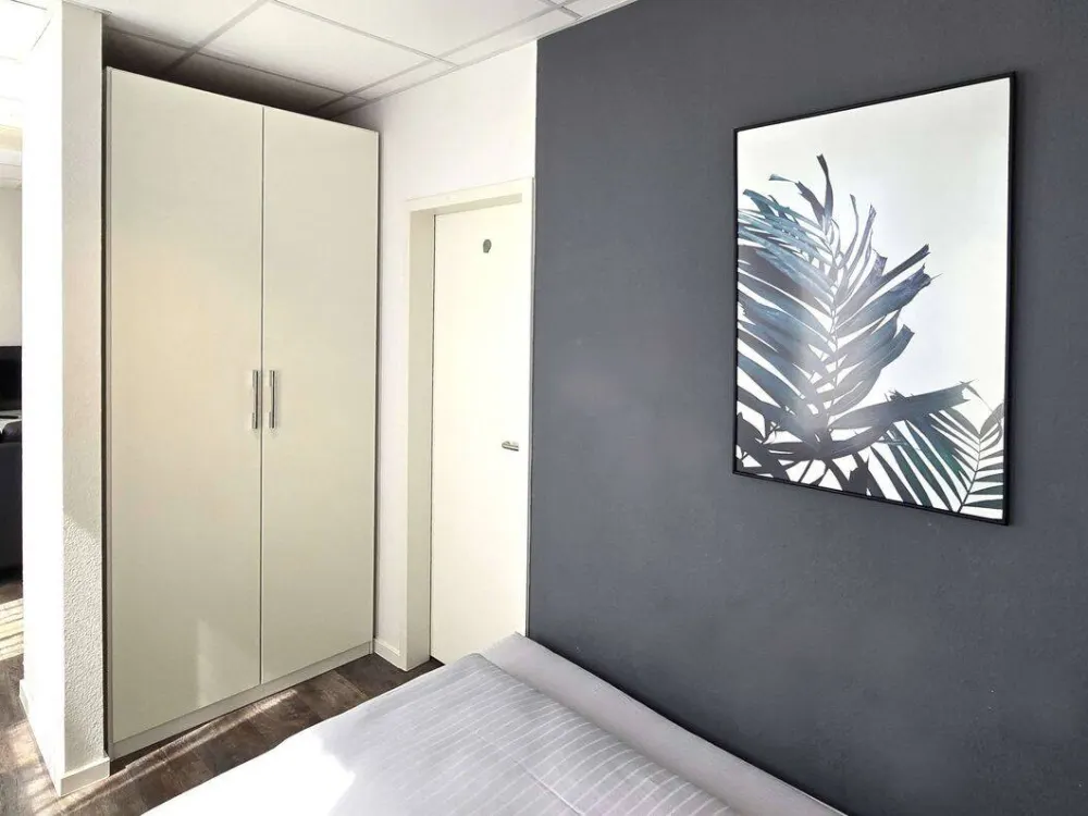 Schickes 1-Zimmer-Penthouse für Single, komplett ausgestattet, zentral in Niederrad