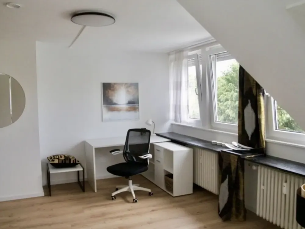 Möbliertes WG-Zimmer in grüner, ruhiger Lage