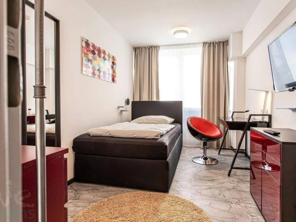 Ab Sofort - modern möbliertes Zimmer in 6er WG - mitten im Bahnhofsviertel