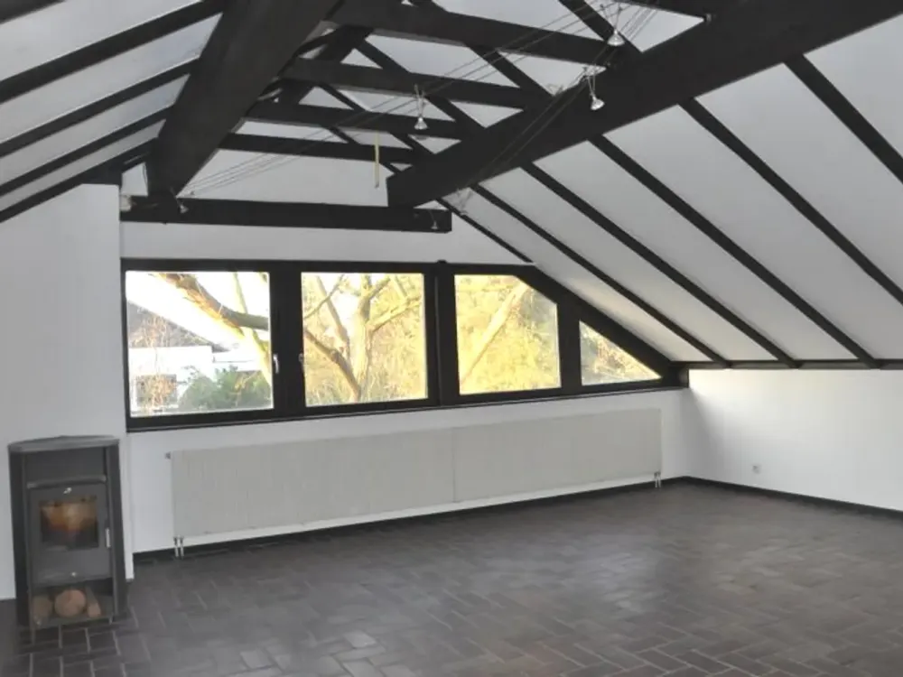 Bildschöne Dachgeschoss-Studiowohnung mit Balkon in ruhiger Grünlage