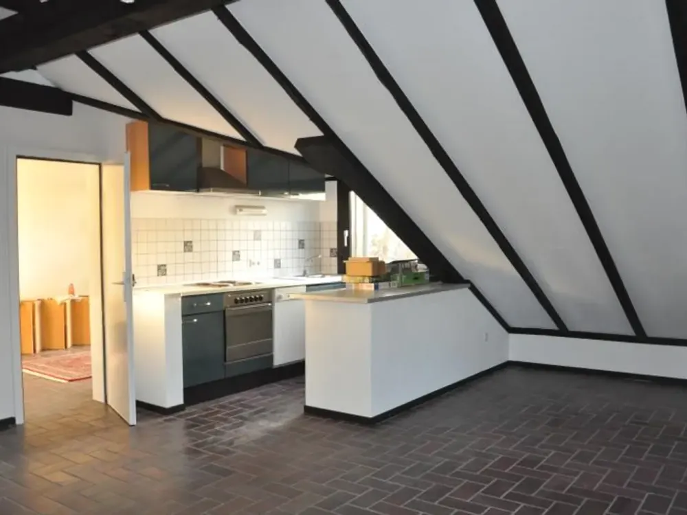 Bildschöne Dachgeschoss-Studiowohnung mit Balkon in ruhiger Grünlage